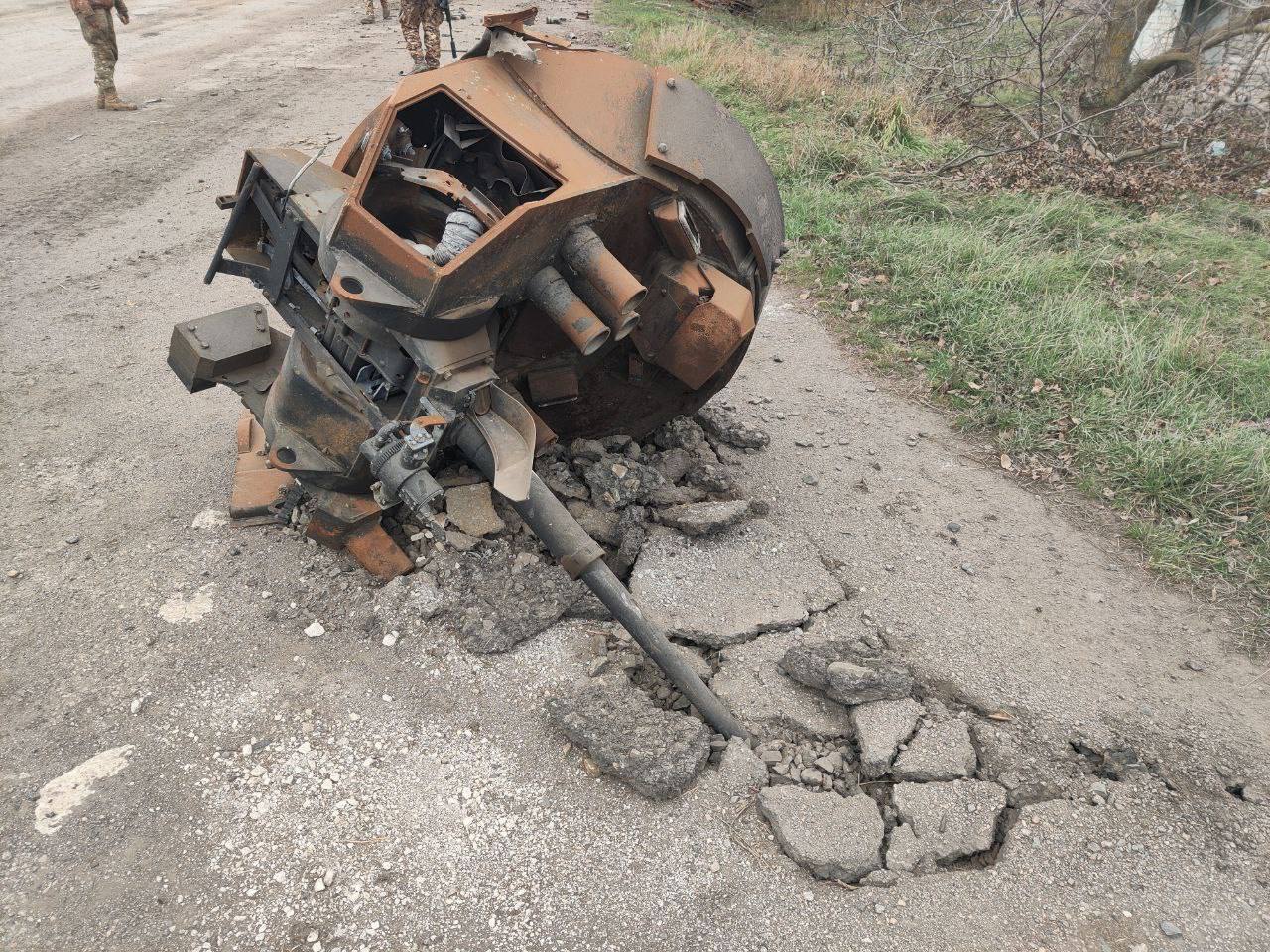 Кучи мусора и украденные солнечные панели: появились новые фото позиций оккупантов в Херсонской области
